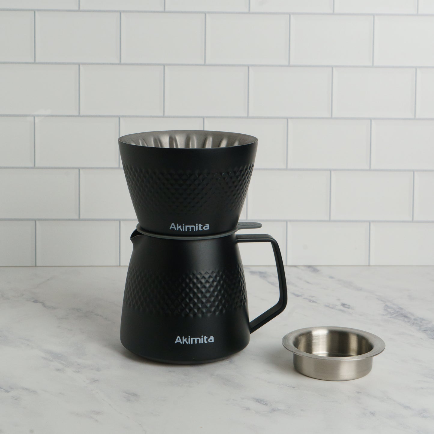 مصفاة قهوة V60 مع غلاية من أكيميتا.
