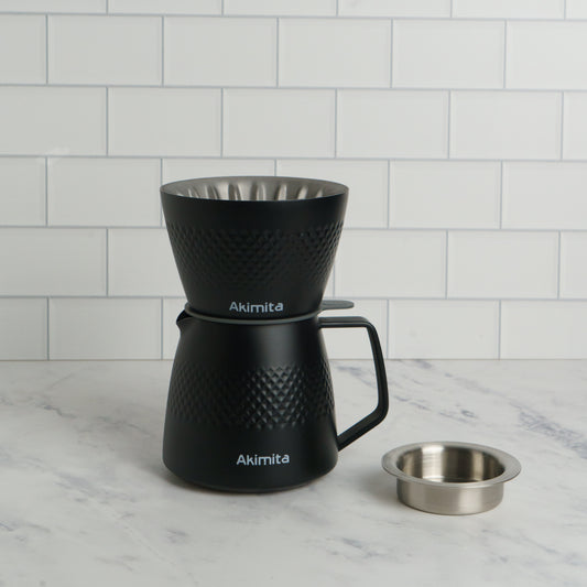 مصفاة قهوة V60 مع غلاية من أكيميتا.